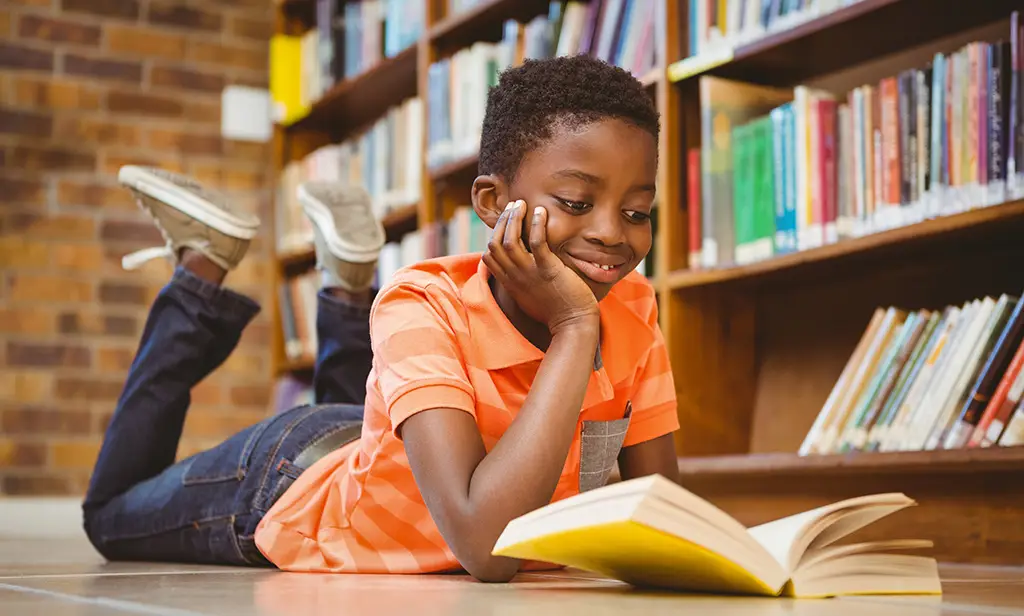 Anak-anak bahagia membaca buku cerita