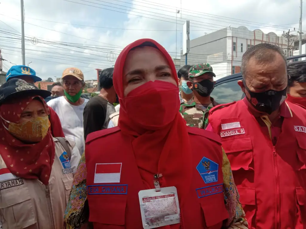 Masyarakat menerima bantuan dari Baznas Bandar Lampung