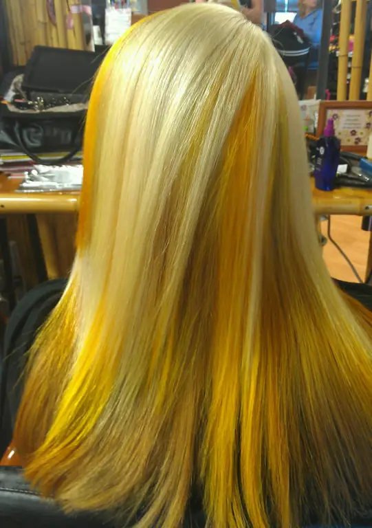 Rambut yang di-bleaching dengan warna kuning