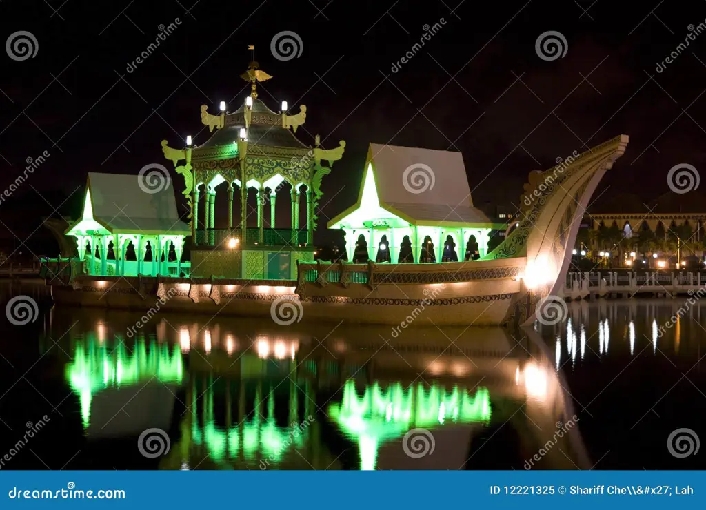 Perahu tradisional Brunei di Royal Wharf