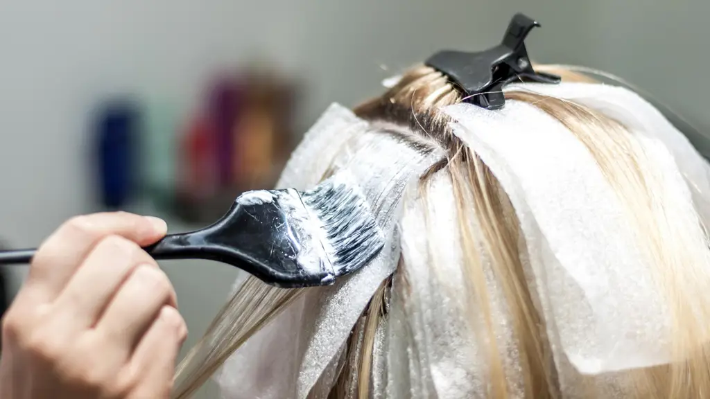 Wanita sedang menjalani perawatan bleaching badan di salon