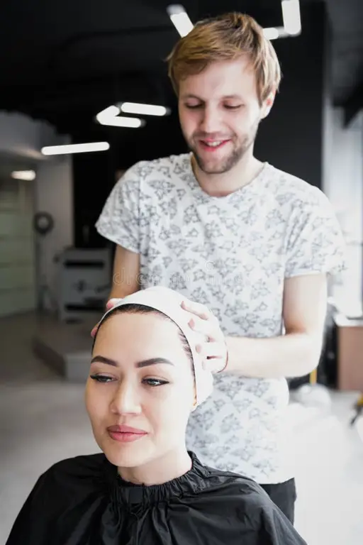 Wanita sedang melakukan perawatan rambut di salon