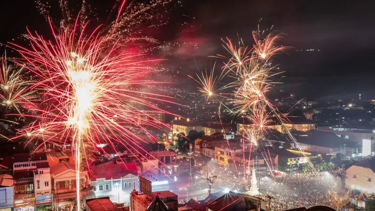 Kembang api di malam tahun baru di Indonesia