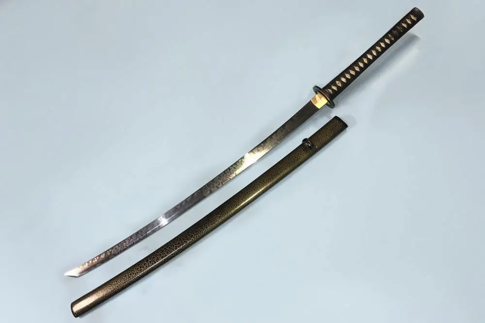 Perbandingan antara sakabatou katana dan katana tradisional.