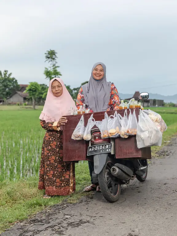 Gambar perempuan Indonesia dalam berbagai peran