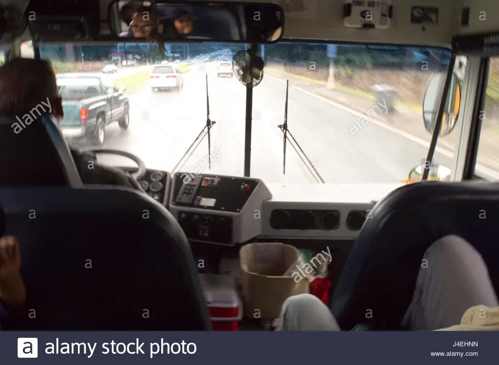 Pemandangan jalan raya dari jendela bus