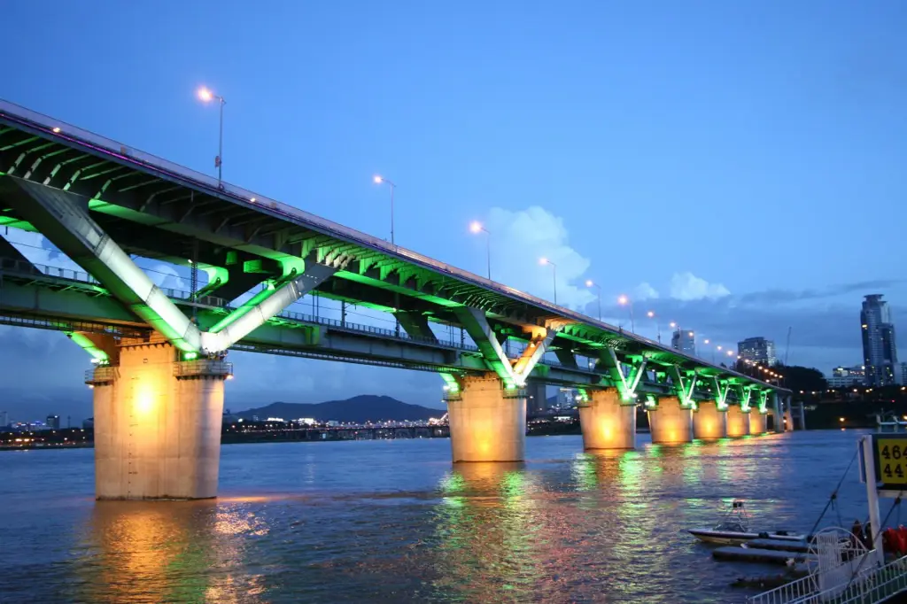 Video timelapse langit malam yang indah di atas jembatan