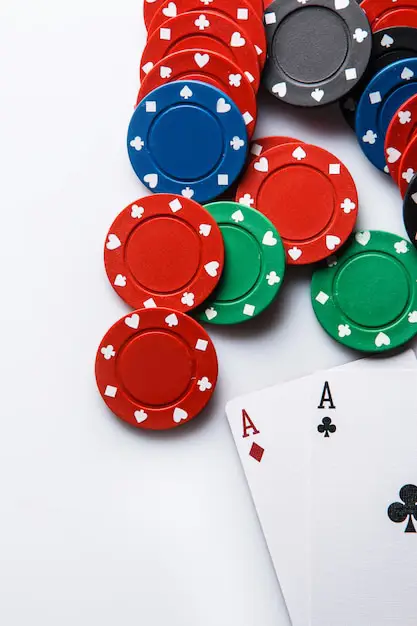 Gambar kartu dan chip poker, simbol dari permainan judi online