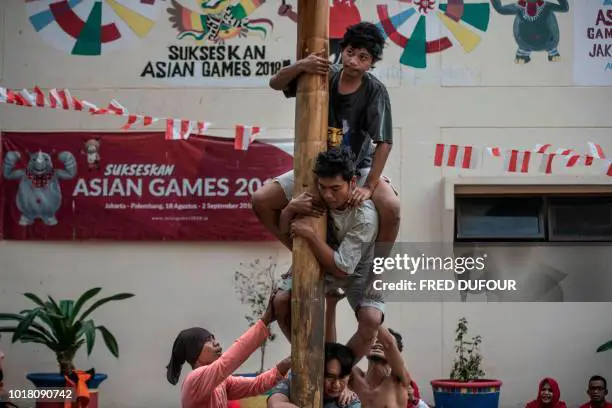 Anak-anak bermain permainan tradisional Indonesia