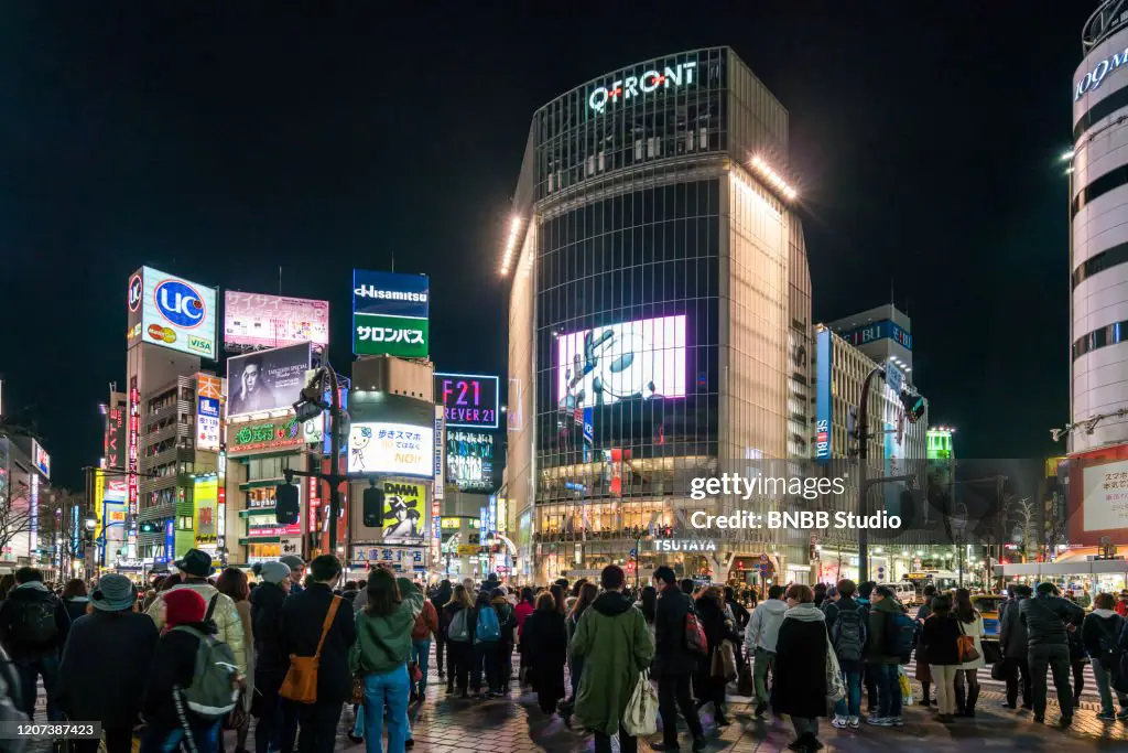 Foto persimpangan Shibuya di malam hari yang ramai