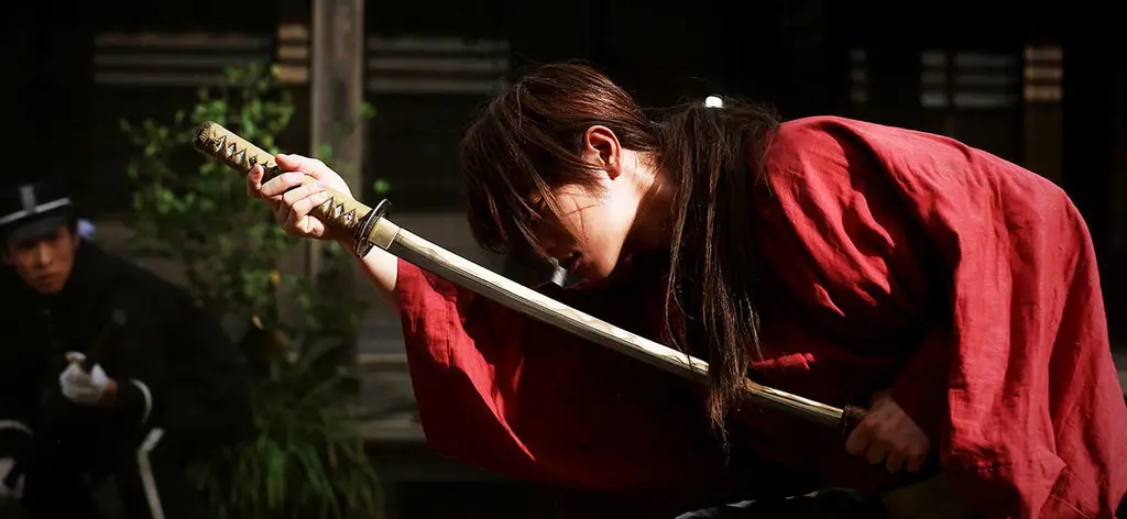 Gambar adegan pertarungan pedang Kenshin