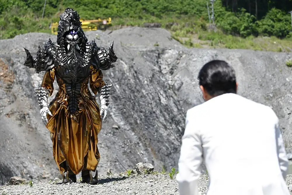 Gambar pertarungan akhir antara Kamen Rider Wizard dan musuhnya