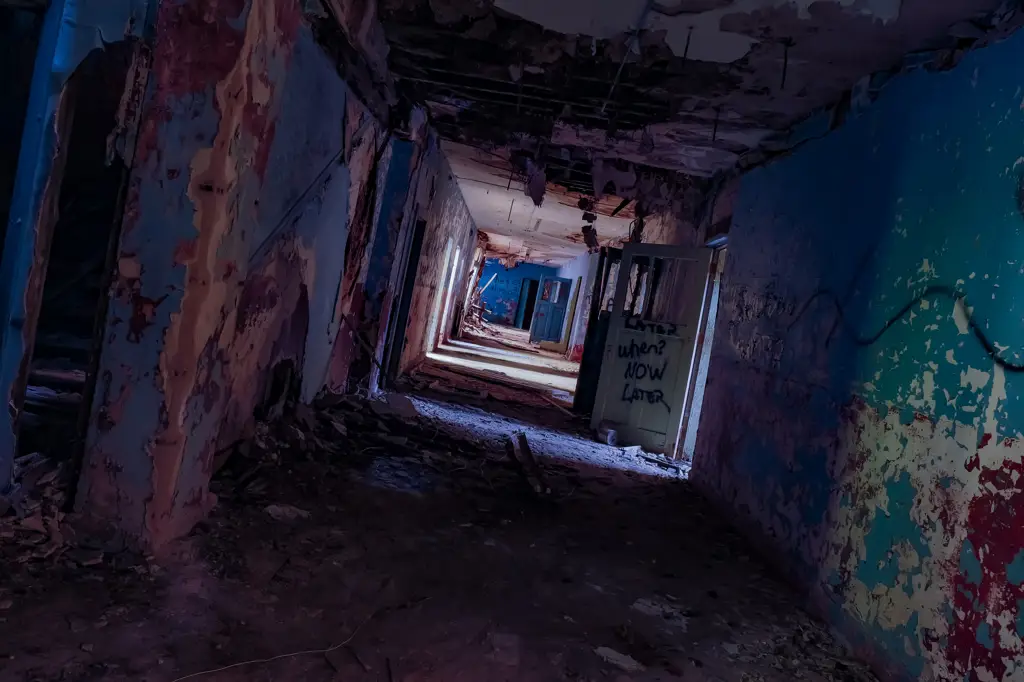 Pertempuran di Lorong Sekolah Gerombolan zombie di lorong sekolah