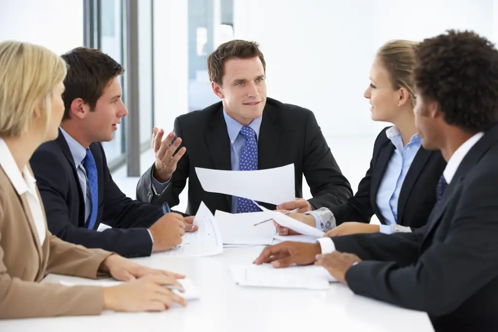 Orang-orang bisnis sedang rapat