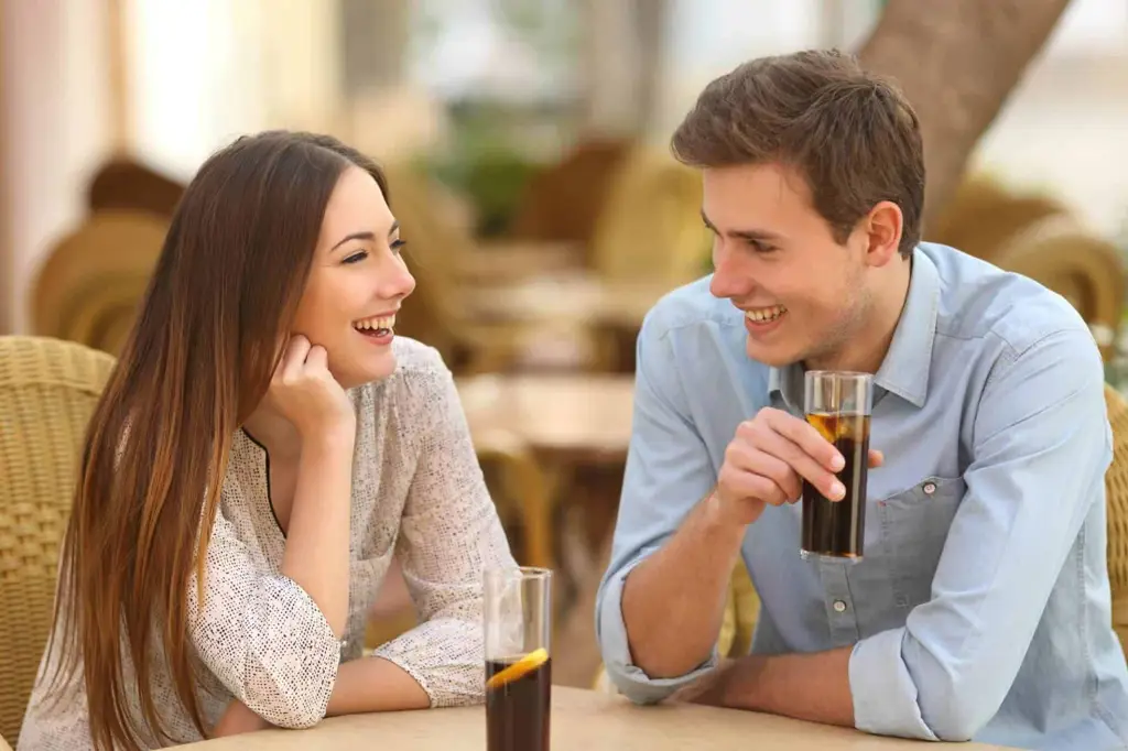 Pertemuan Pertama yang Menentukan Pasangan romantis bertemu untuk pertama kalinya
