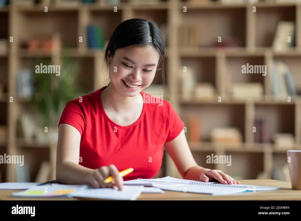 Gambar seorang siswa yang sedang belajar dengan tekun.