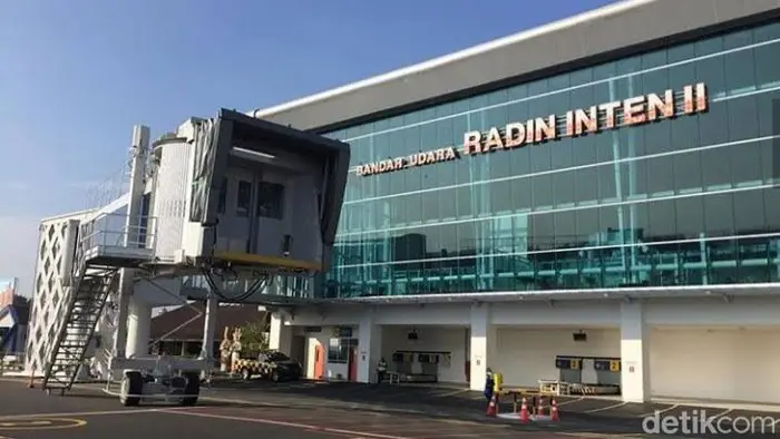 Pesawat Terbang di Runway Bandar Udara Radin Inten II