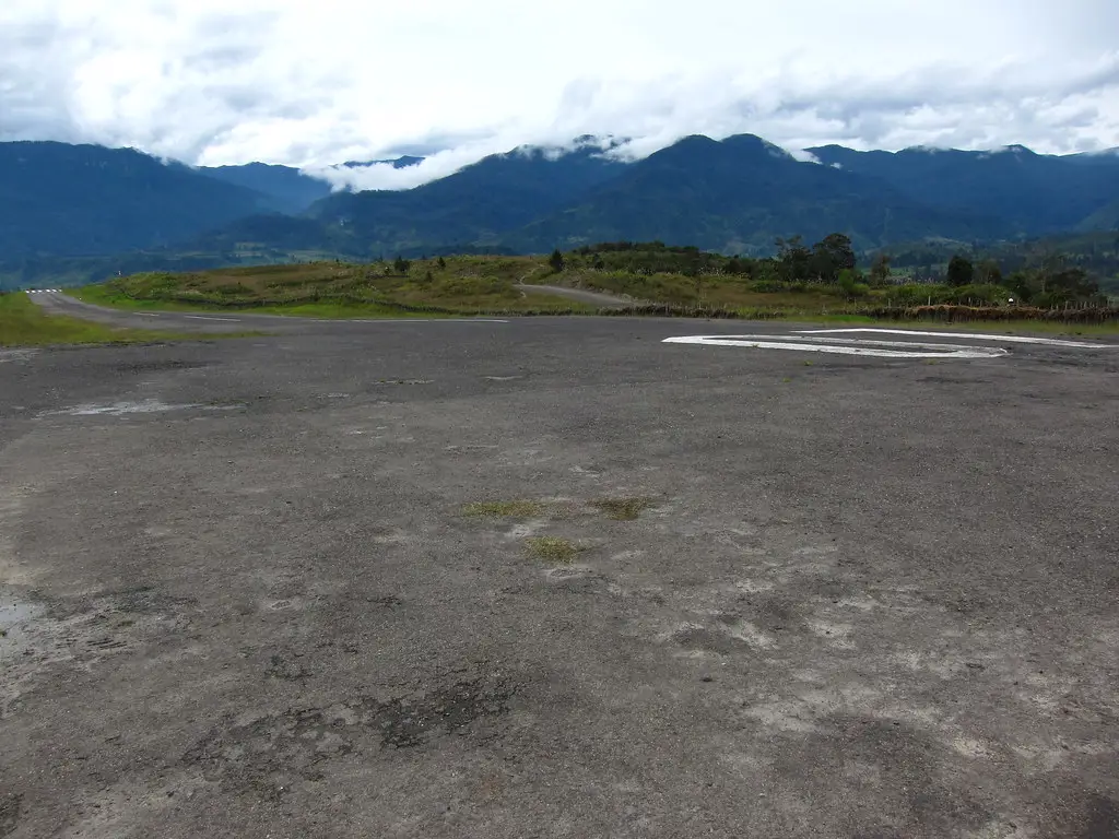 Pesawat mendarat di landasan pacu Bandar Udara Ilaga