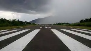 Pesawat mendarat di Bandara Bandanaira