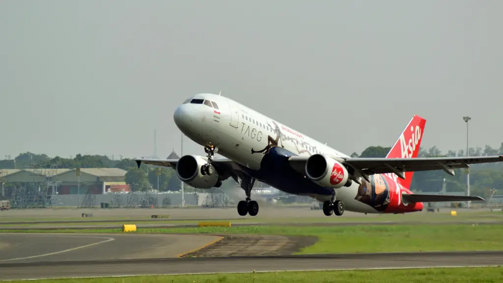 Pesawat lepas landas dari Bandara Wiriadinata