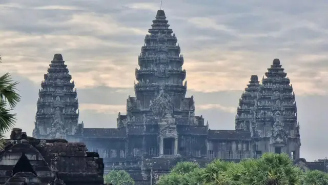 Keindahan matahari terbit di Angkor Wat