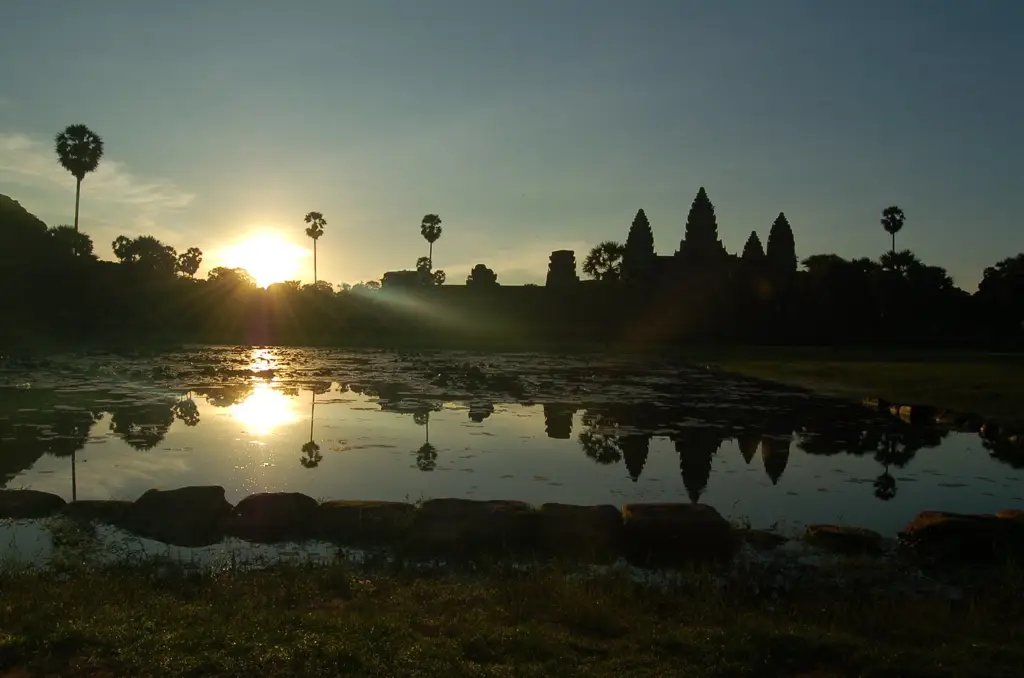 Candi Angkor Wat saat matahari terbenam