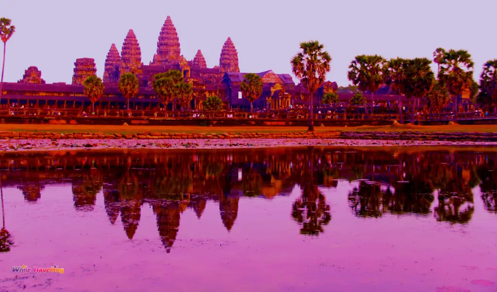 Matahari terbenam di atas Angkor Wat