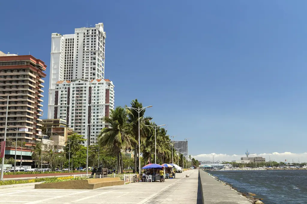 Pemandangan matahari terbenam dari Bandar Djakarta Baywalk