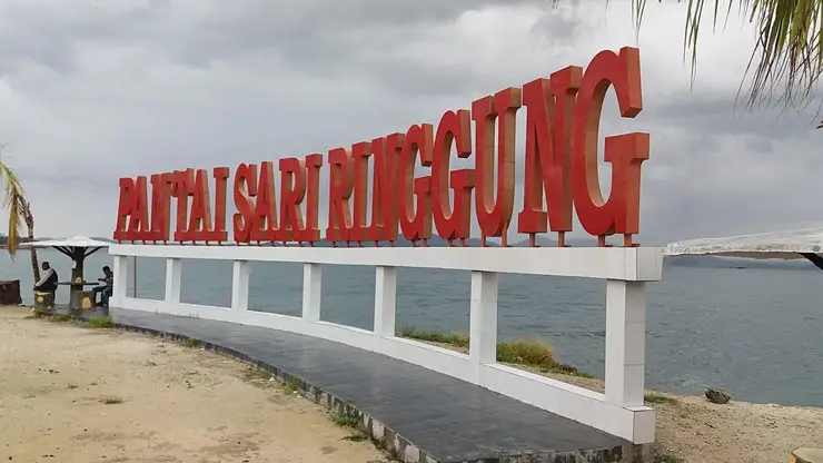 Pemandangan matahari terbenam yang indah di Bandar Lampung