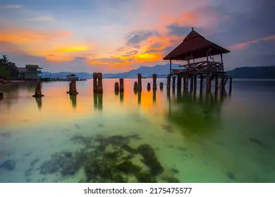 Pemandangan matahari terbenam di pantai Bandar Lampung