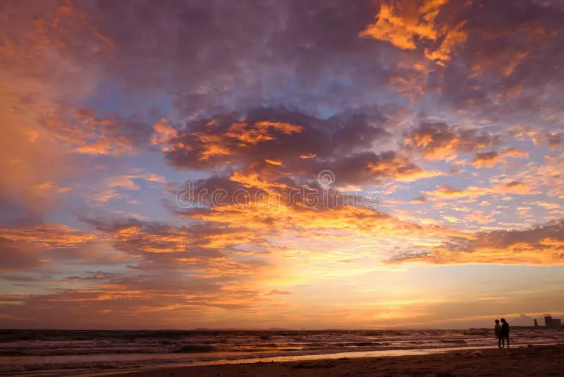 Matahari terbenam di pantai Kamboja