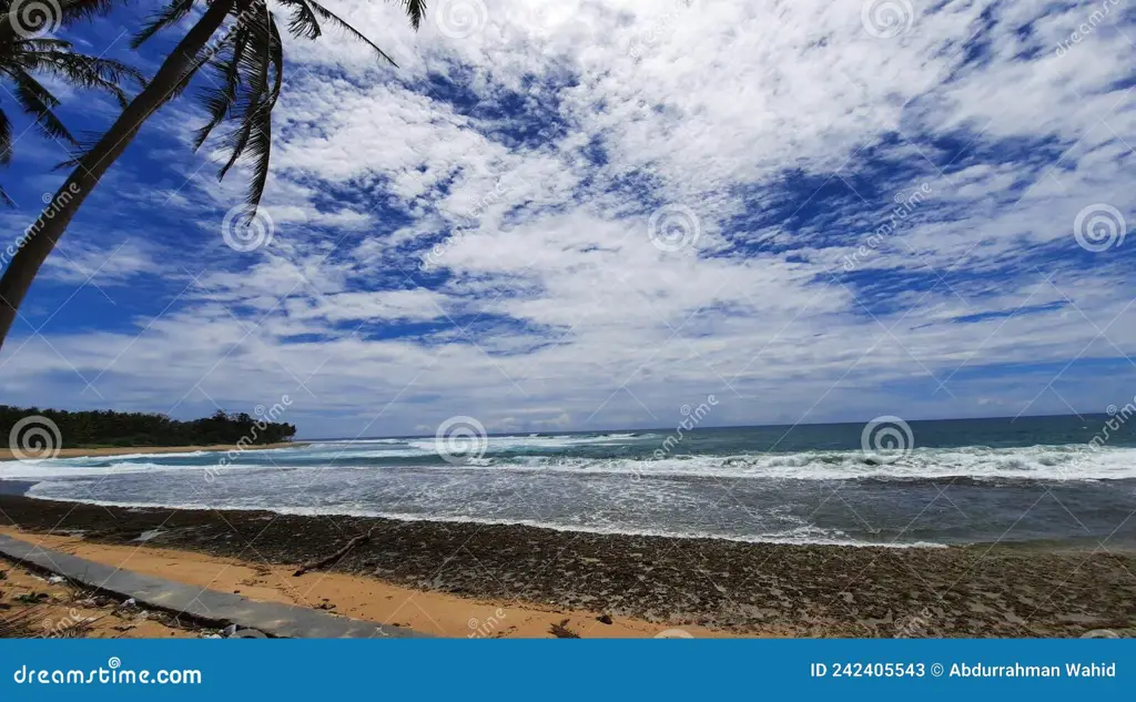 Pantai Pulau Pasaran yang indah dengan pasir putih