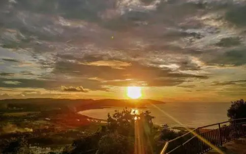 Pemandangan matahari terbenam dari Bukit Randu