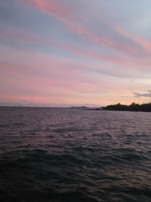 Pemandangan matahari terbenam di Pantai Malahayati Bandar Lampung