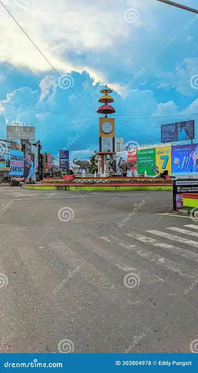 Tugu Gajah Bandar Lampung terlihat sangat indah di malam hari.