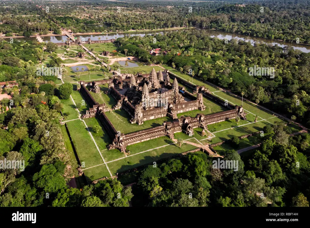 Candi Angkor Wat, salah satu destinasi wisata terkenal di Kamboja