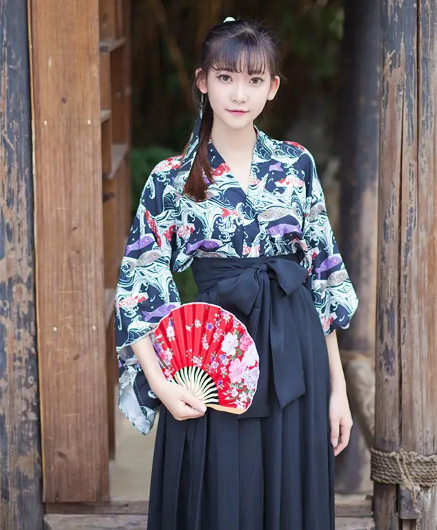 Wanita Jepang memakai kimono di malam hari