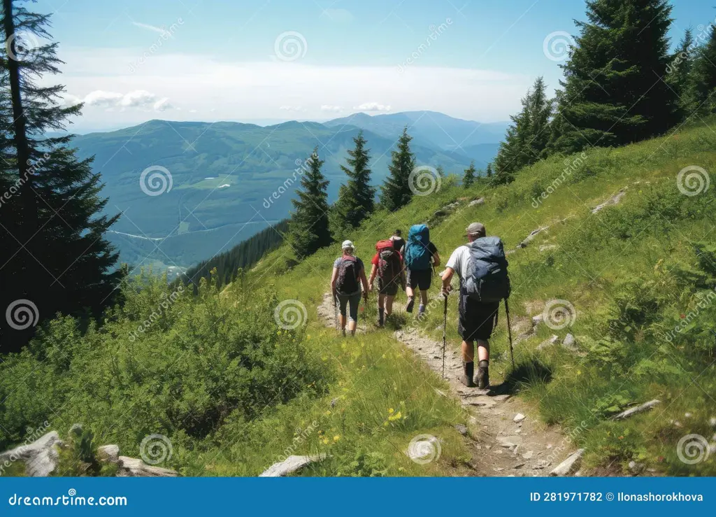 Sekelompok teman mendaki gunung