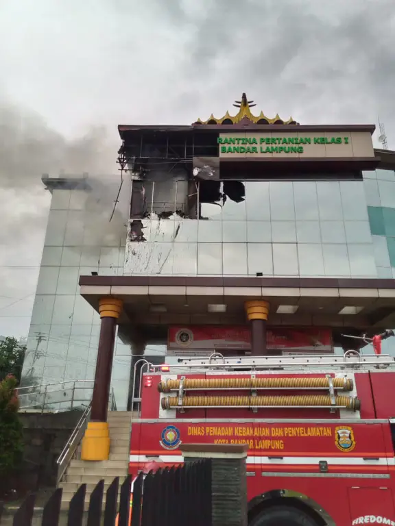 Gambar petugas pemadam kebakaran Bandar Lampung sedang beraksi