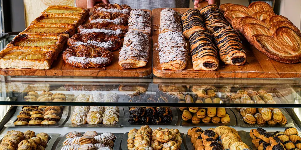 Aneka kue dan pastry yang lezat di Teras Cafe