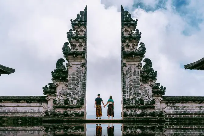 Pohon Kamboja di sekitar pura