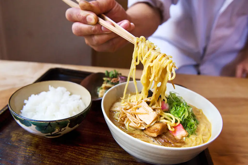 Semangkuk ramen dengan porsi besar