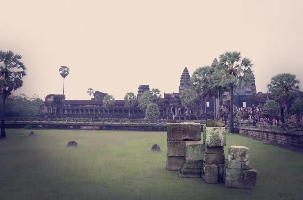 Penambangan batu permata di Kamboja