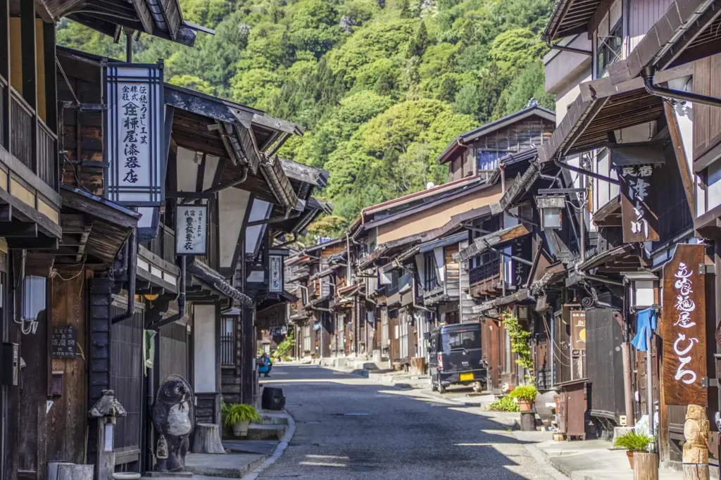 Desa tradisional Jepang dengan rumah-rumah kayu