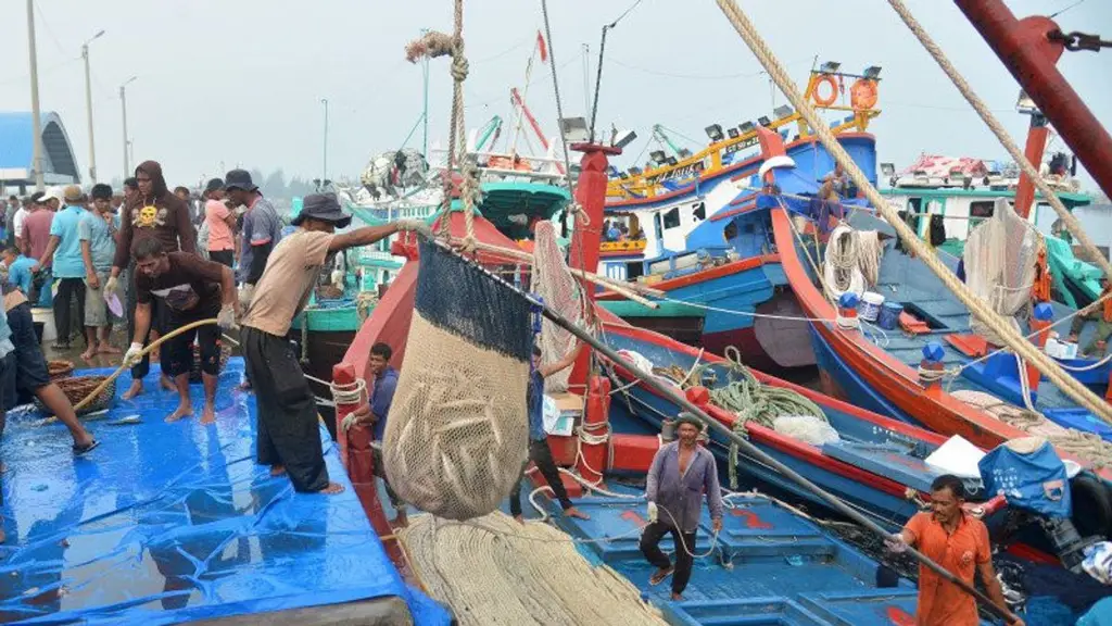 Nelayan Indonesia sedang melaut