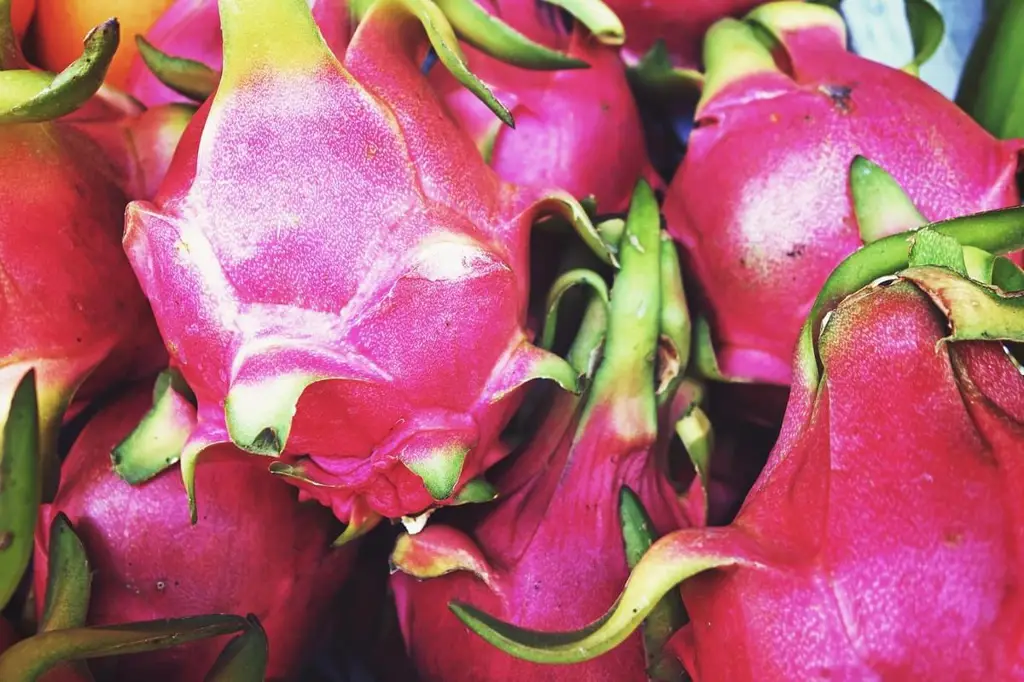 Pasar buah-buahan Kamboja yang ramai