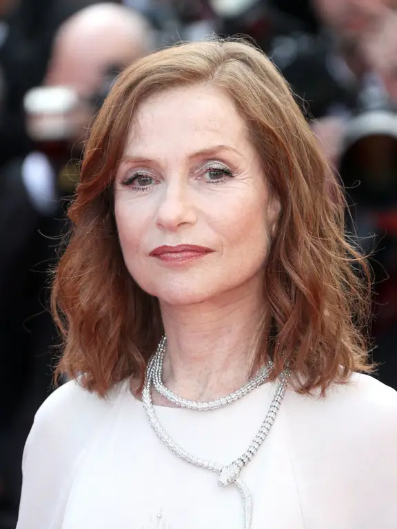 Potret akting memukau Isabelle Huppert Foto Isabelle Huppert sebagai Erika Kohut dalam film The Piano Teacher