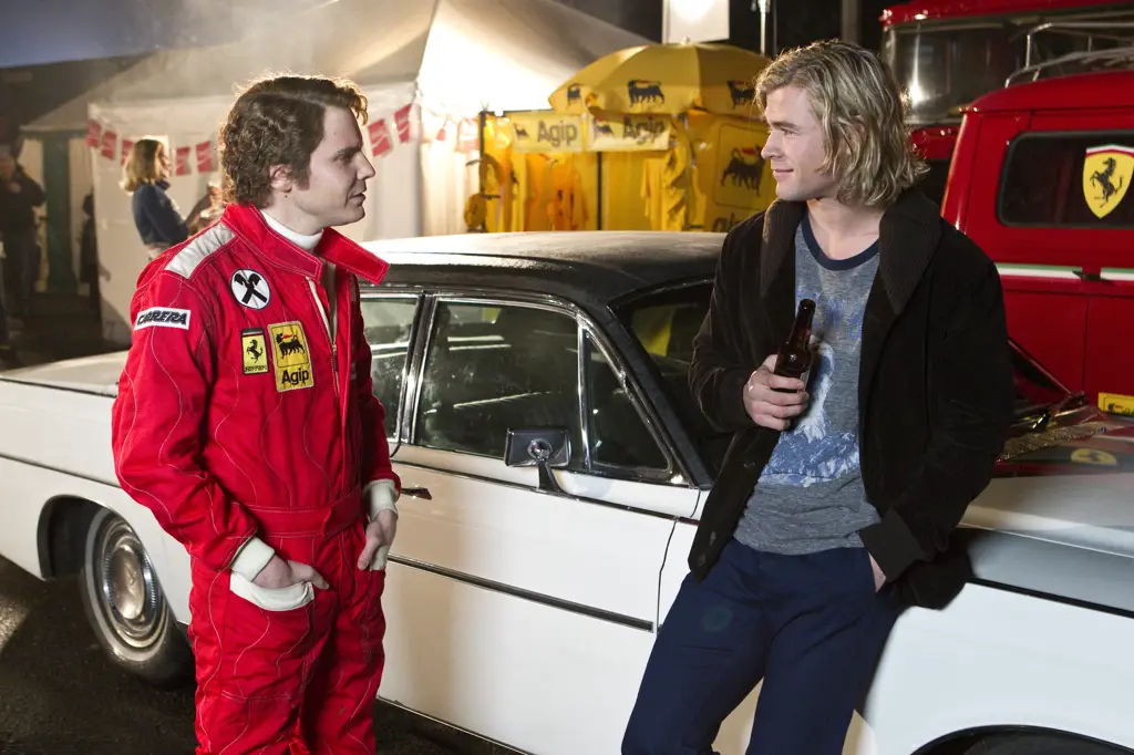 Chris Hemsworth dan Daniel Brühl dalam film Rush