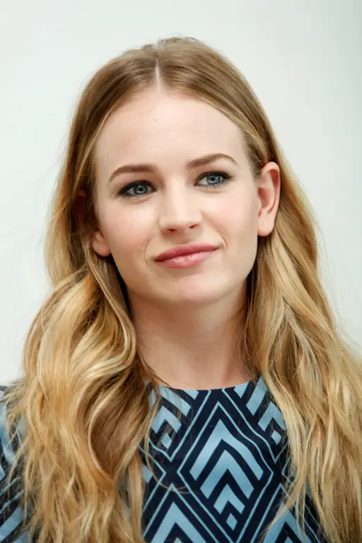 Britt Robertson dalam film The East