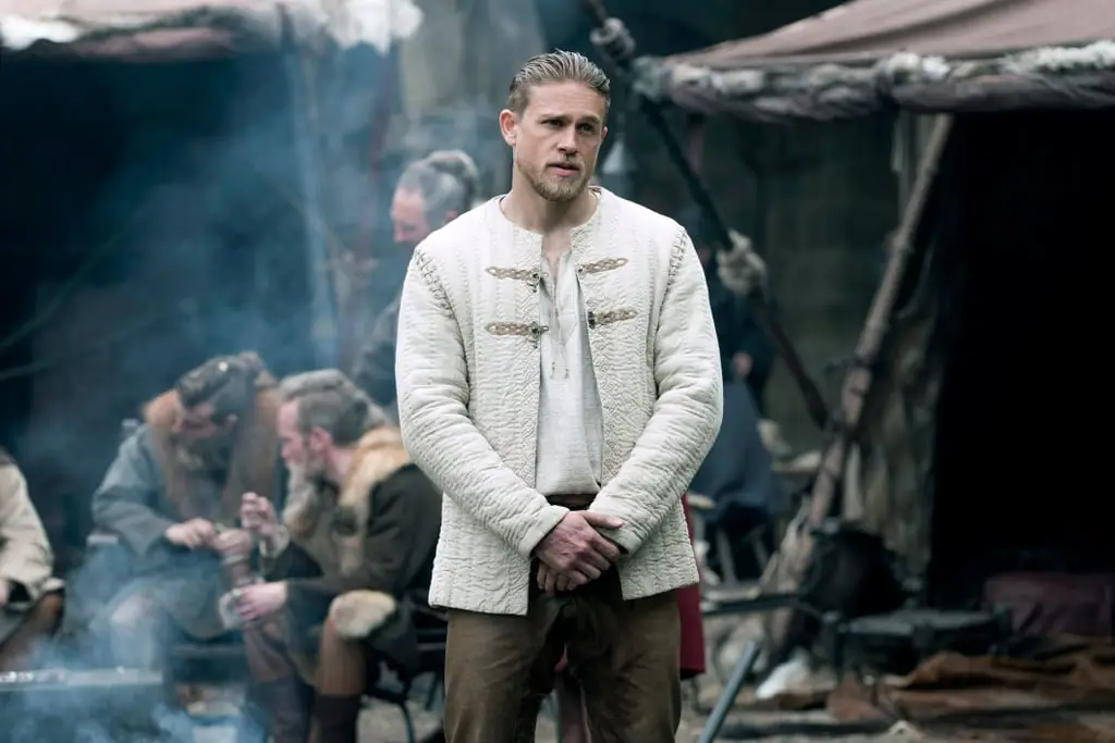 Charlie Hunnam sebagai Raja Arthur